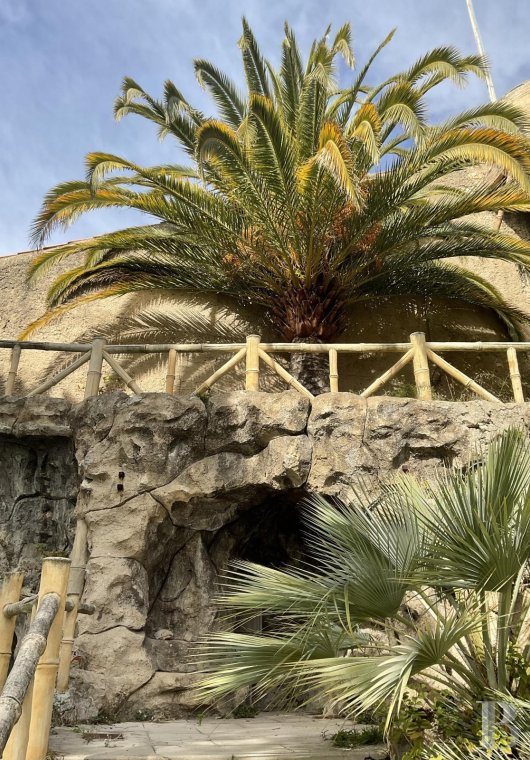 À Marseille, au cœur du Roucas-Blanc, une villa du 19ème siècle et ses spectaculaires jardins et rocailles dominant la corniche - photo  n°21